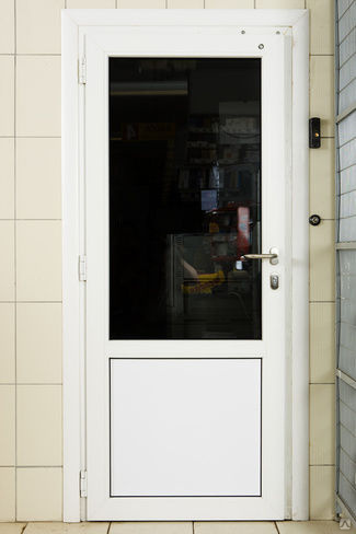 Пластиковая дверь с тонированным стеклом фото