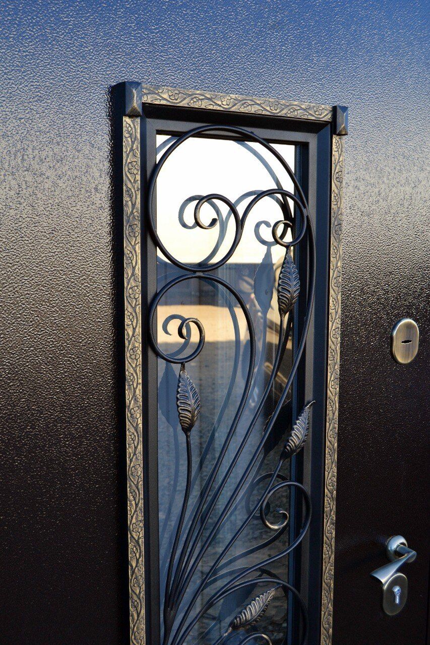 Дверь железная входная стеклом. Дверь входная Аурус ковка. Входная дверь с ковкой. Дверь с ковкой и стеклопакетом. Дверь с кованными элементами входная.