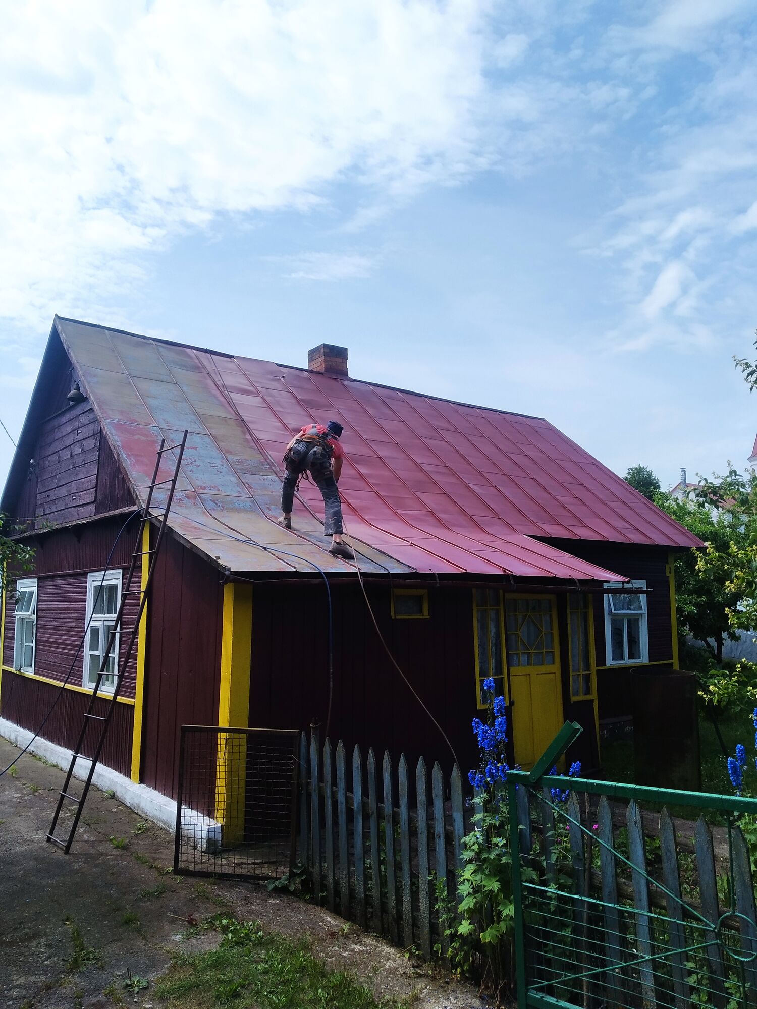 Покраска скатных крыш в Гродно и Гродненской области, ремонт крыши покраска  Гродно, покраска шиферной крыши Гродно, покраска металлической крыши Гродно,  покраска крыши цена Гродно, покраска крыши дома Гродно, покраска  оцинкованной крыши Гродно