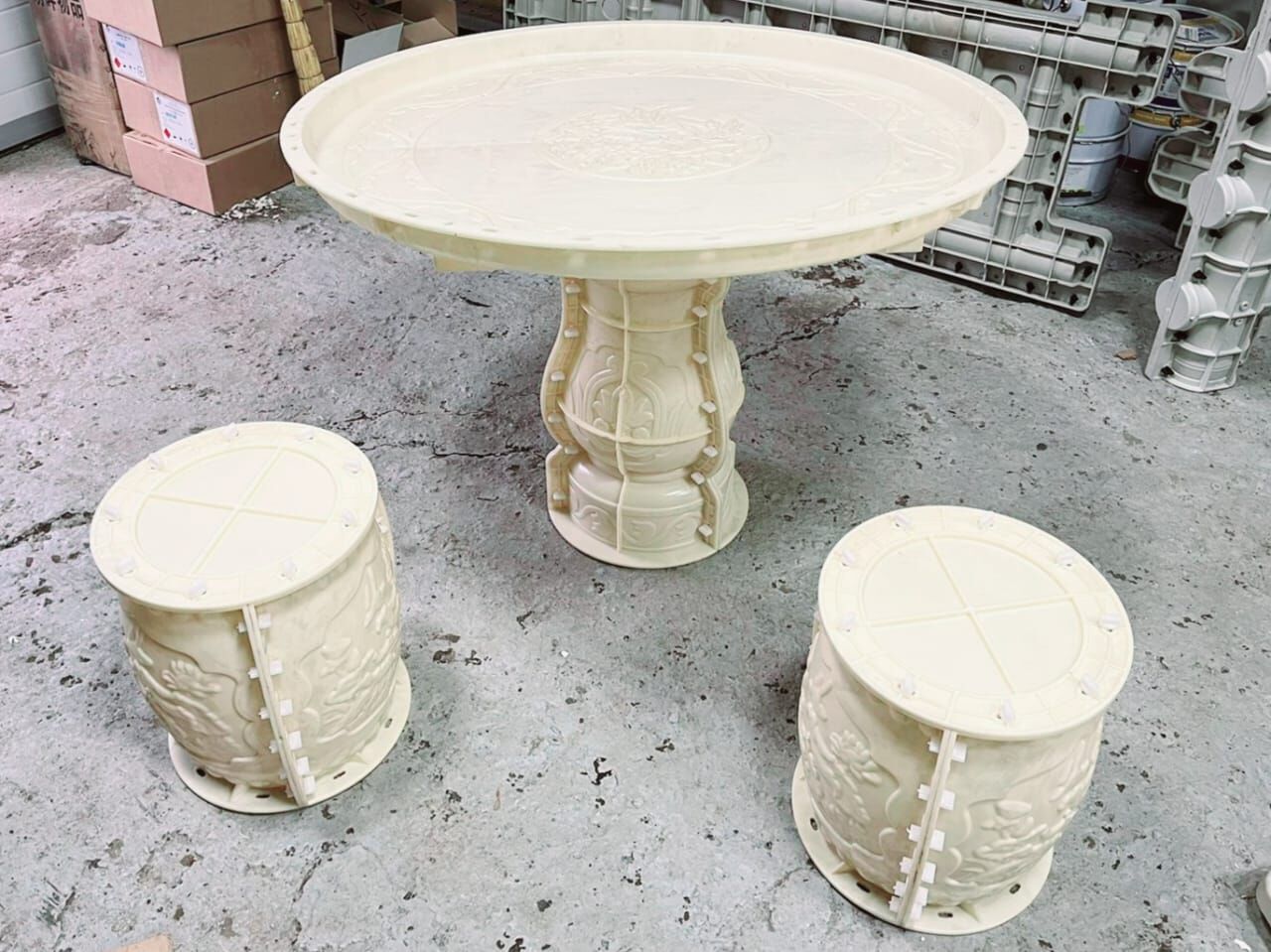 Формы для производства стола стульев из бетона. Комплект: 1 стол, 2 стула. Стoл: выcoта - 70cм, диaмeтр
