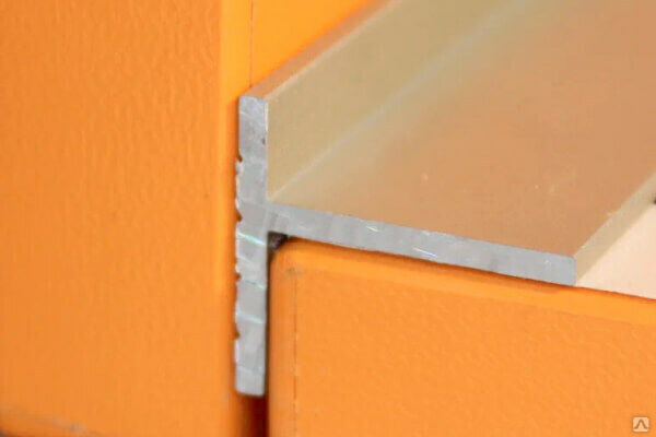 Микроплинтус 6/10 алюминиевый анодированный, СЕРЕБРО купить за 650 руб ...