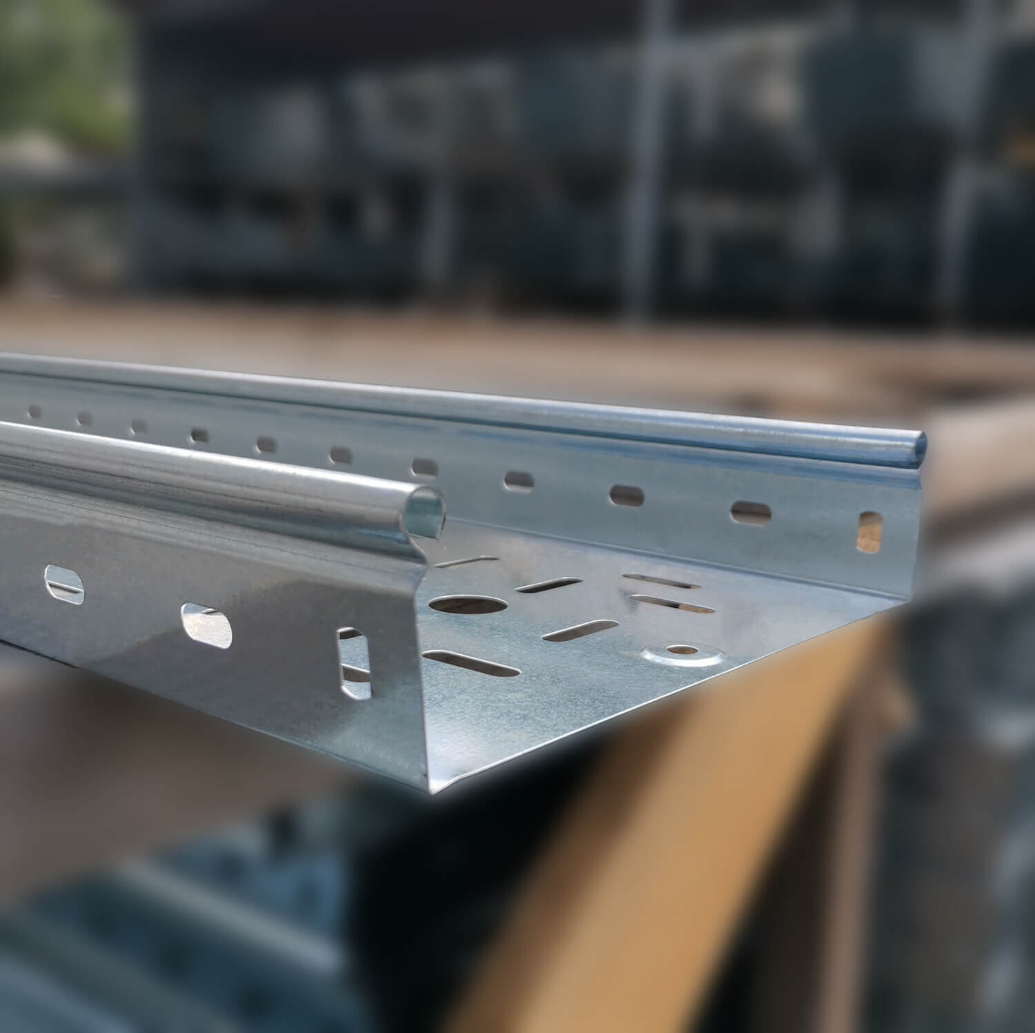 Лоток кабельный перфорированный 100х50х3000 (S=0.55), цена в Москве от ...